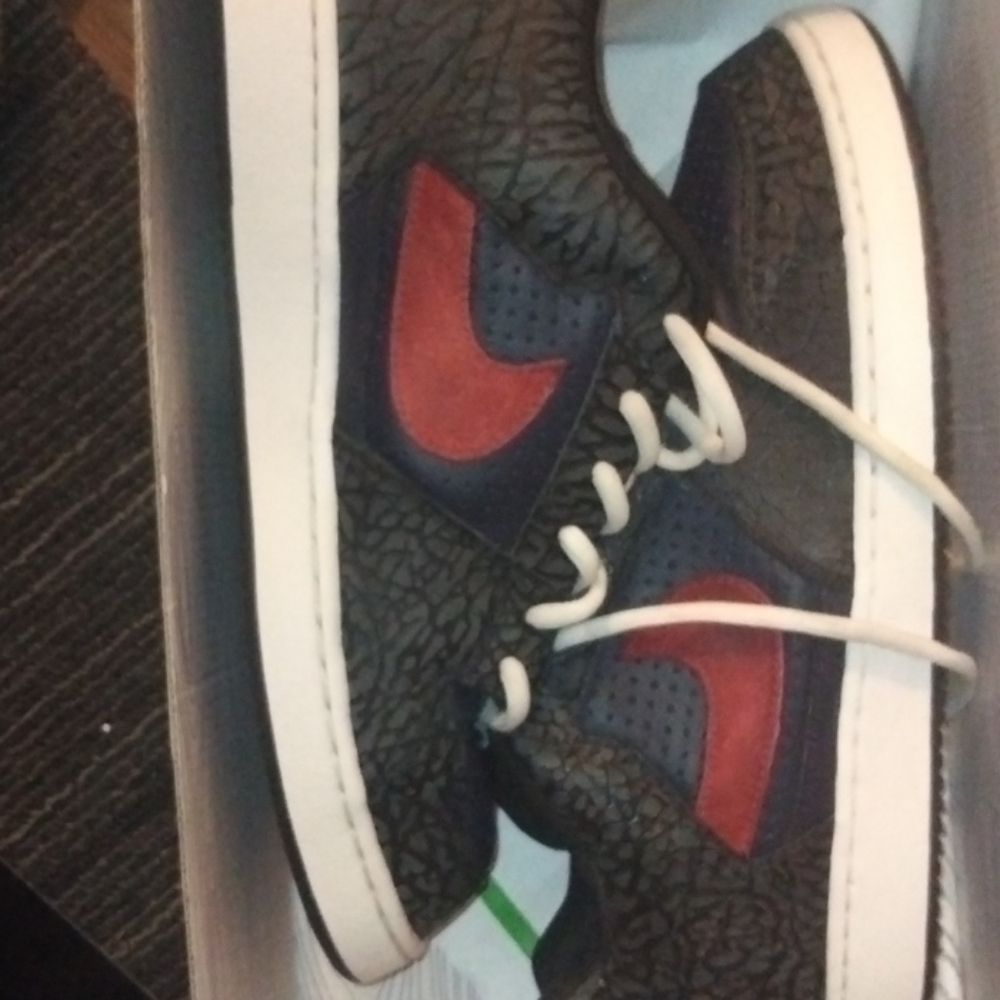Nikes - Picture 7 of 8